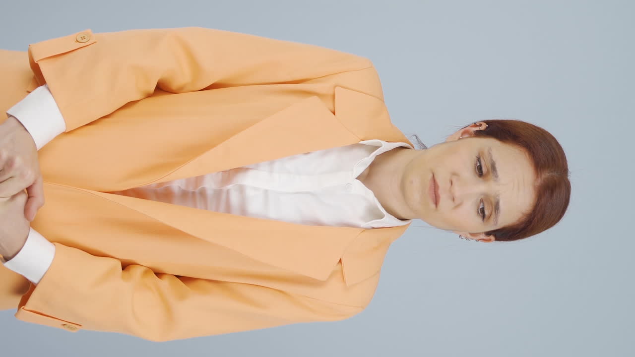 감성적인 비즈니스 여자의 수직 비디오.