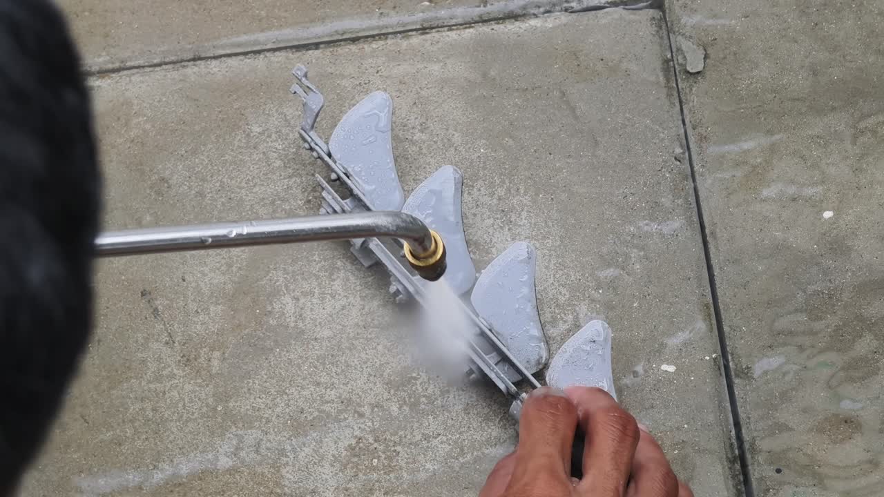 외부 에어컨 팬 블레이드를 증기 청소기로 청소합니다.