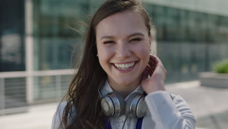 Retrato-De-Una-Hermosa-Joven-Animada-Sonriendo-En-El-Campus-Riendo-Oficina-Corporativa-Al-Aire-Libre