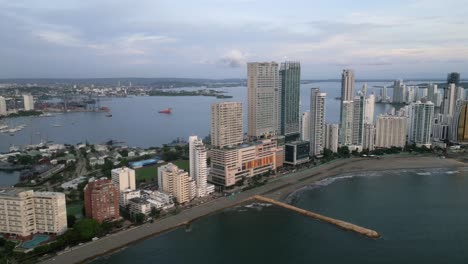 foto aérea a lo largo de las playas y rascacielos de la playa de bocagrande al anochecer en cartagena, bolivia, colombia