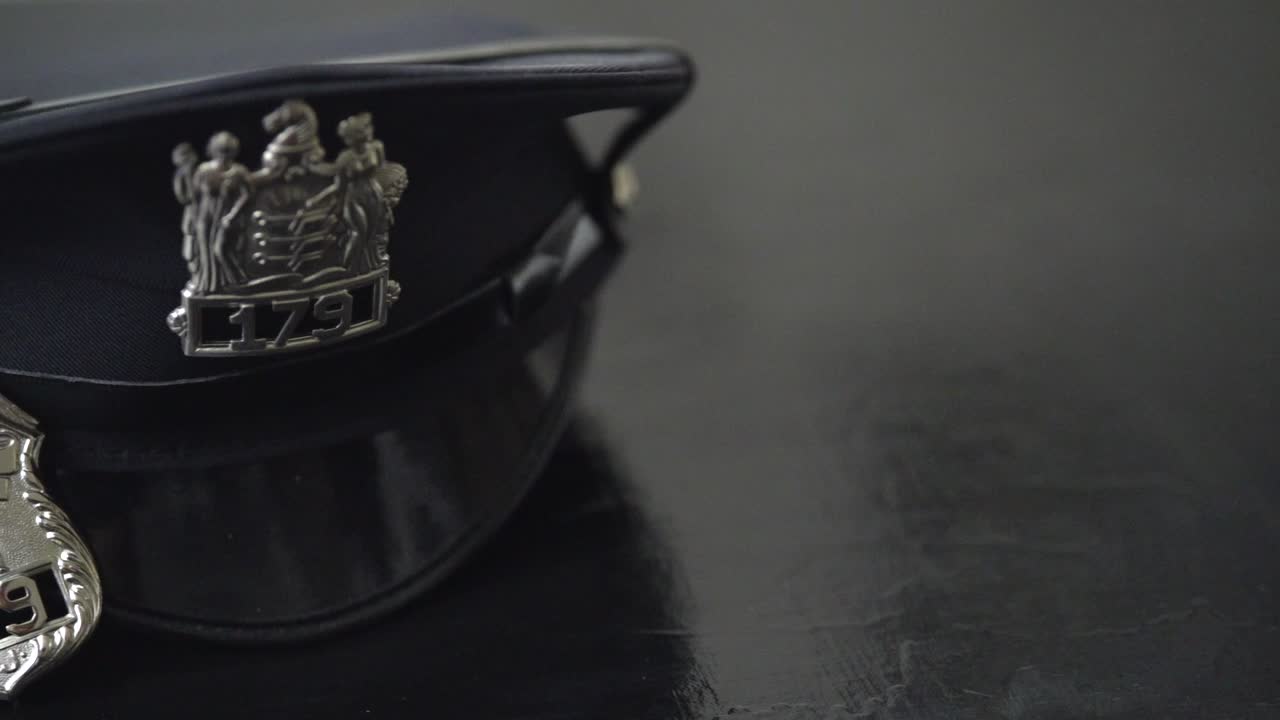 полицейская фуражка и значок. полицейская фуражка и значок