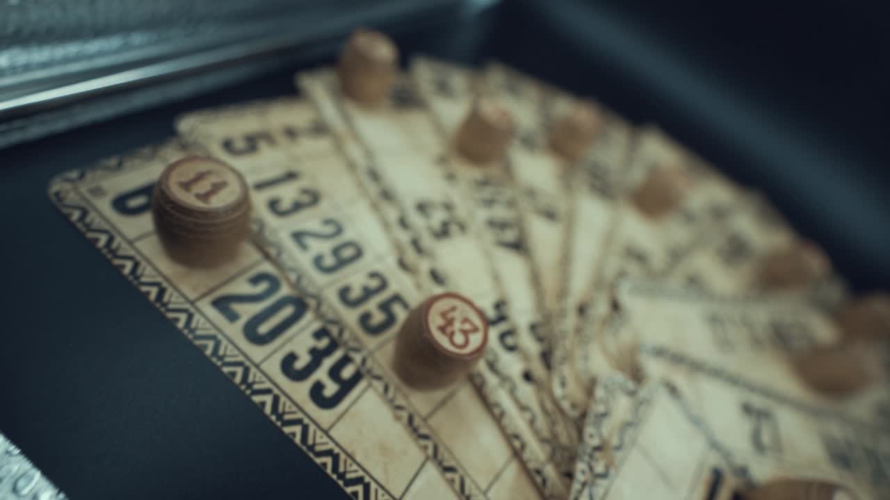 크레인 fpv 매크로 촬영 빙고 책상 복권 게임, 숫자가있는 빈티지 카드, 나무, 슈퍼 슬로 모션 120fps, 스튜디오 조명