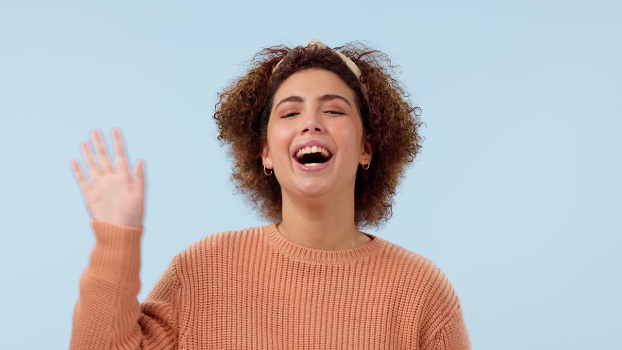 mujer feliz, saluda en el retrato