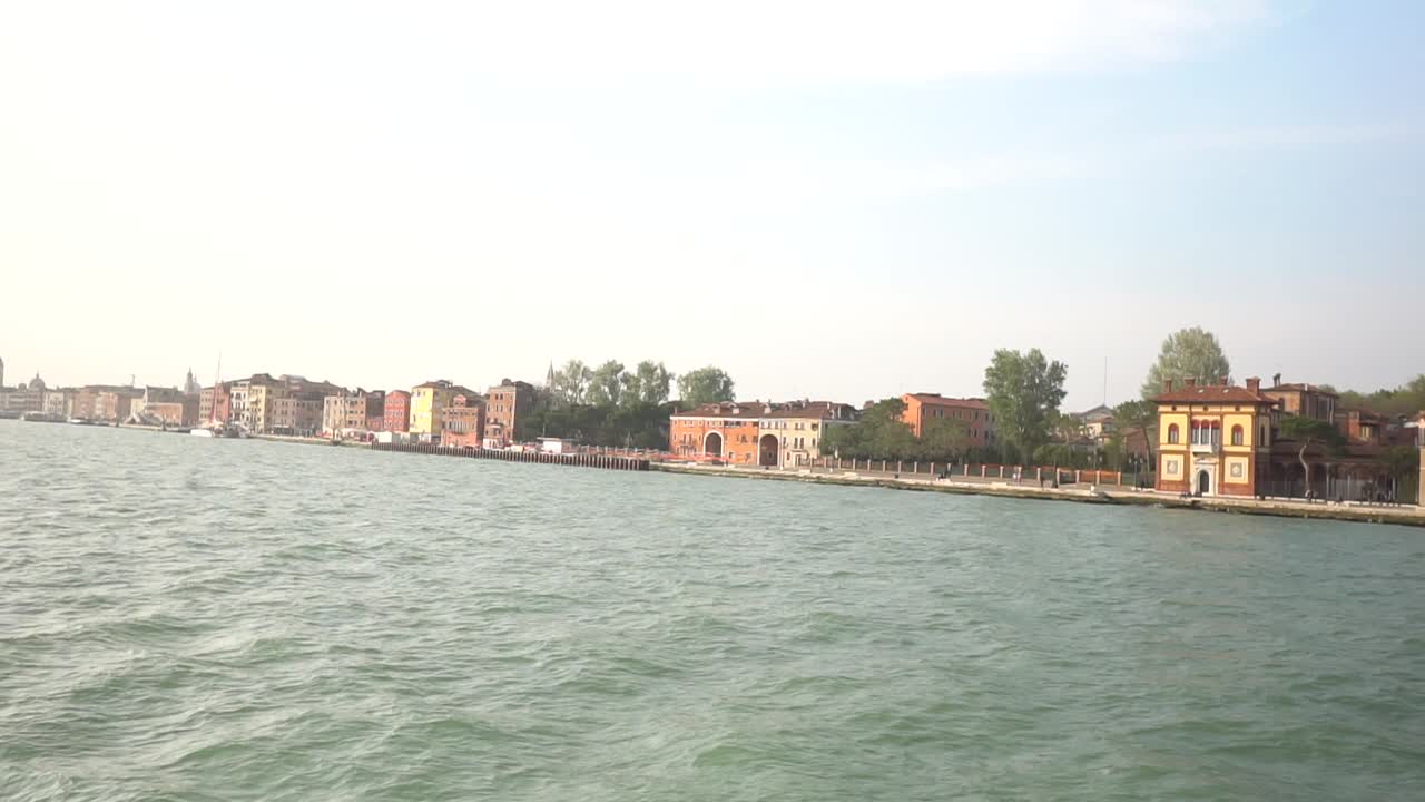 해가 지면 해안 을 따라 항해 하는 배 내부 의 이미지