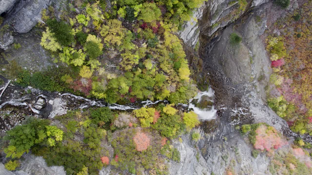 vista de pájaro de las cascadas de las cataratas del velo nupcial provo canyon en utah, toma aérea de drones de arriba hacia abajo