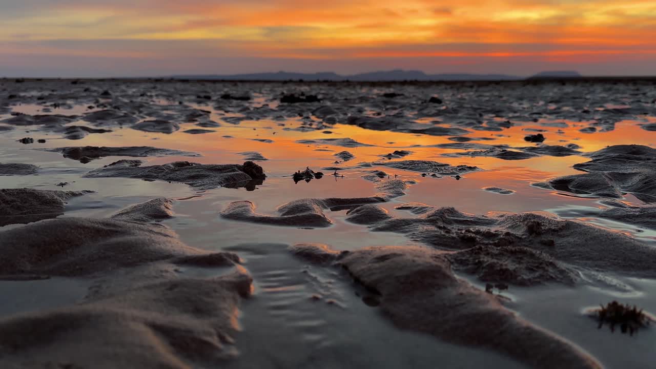 momento cercano paisaje de playa de arena mínima en la hora de la puesta del sol colorido vívido paisaje marino marino de color naranja horizonte escénico montes en el cielo pequeña corriente de marea en la isla de qeshm irán viajes de aventura