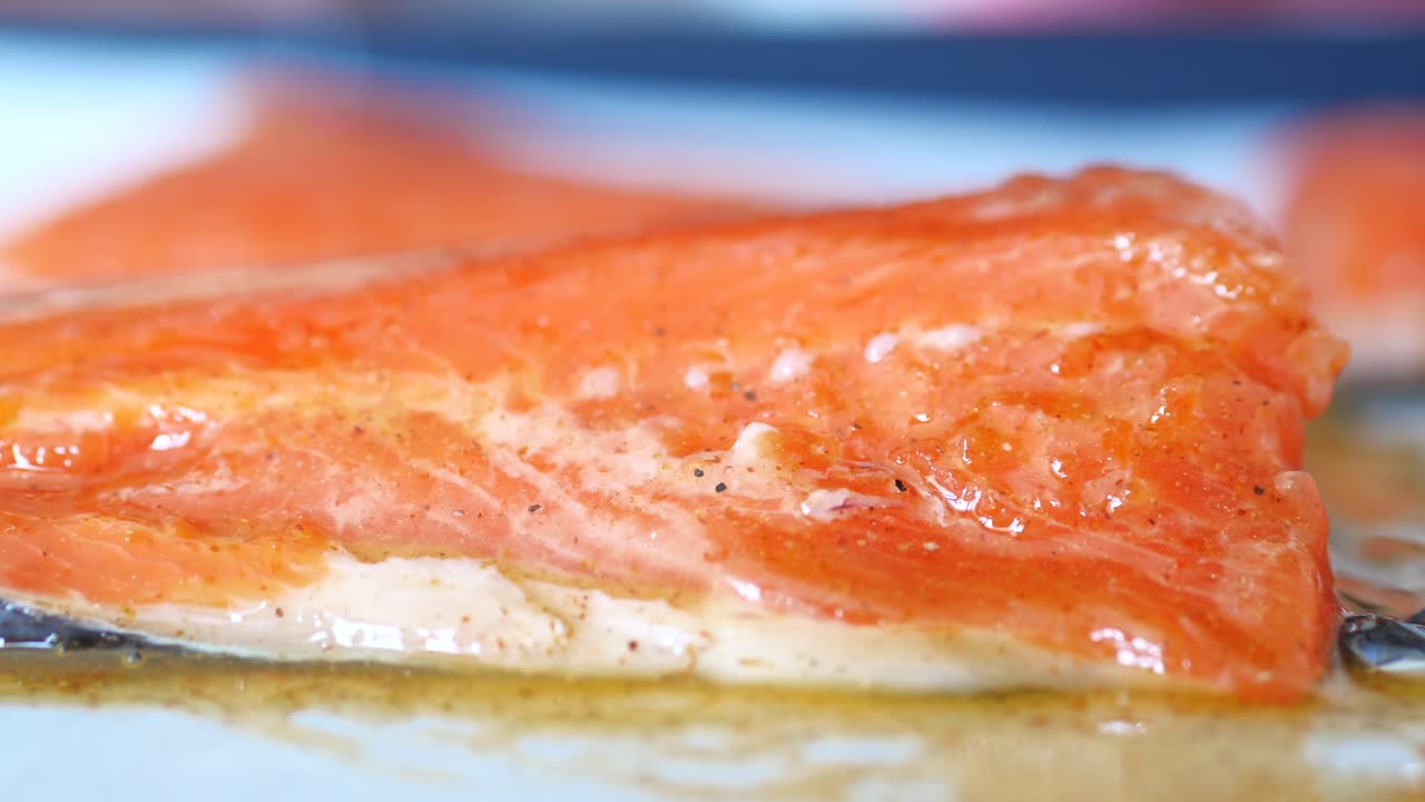 primer plano de un filete de salmón crudo