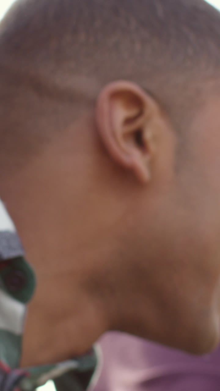 jovem macho rindo e dando carona à mulher