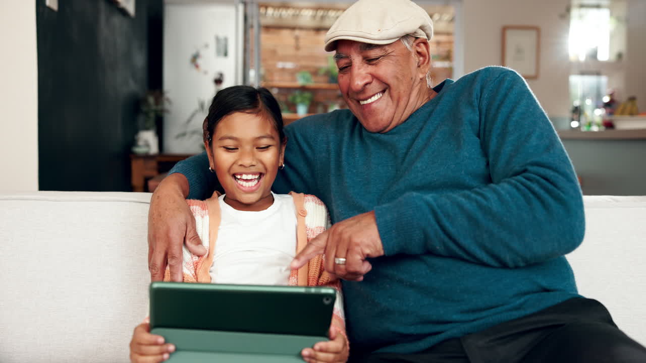 Nonno e nipote che si godono il tempo insieme con un tablet