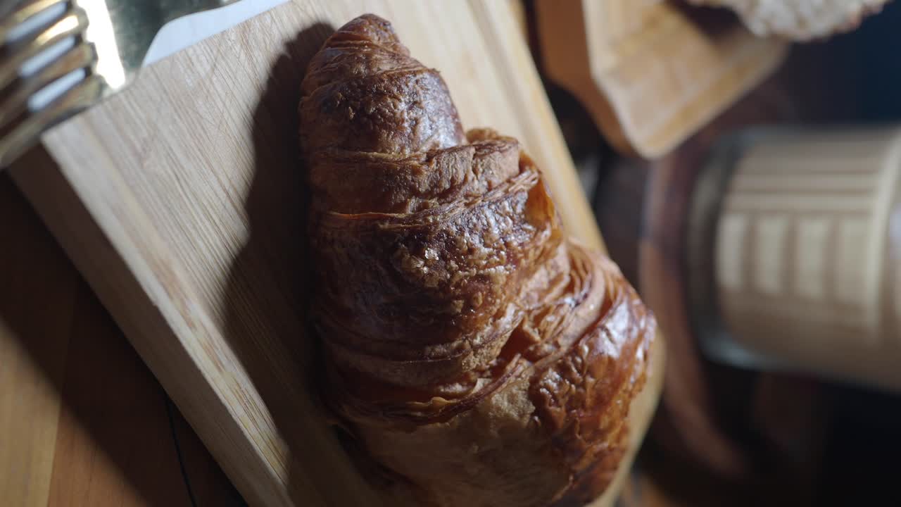 primer plano de un croissant en una tabla de madera