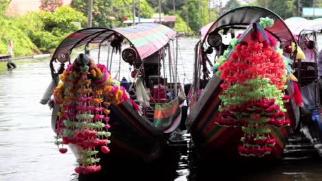 hermosos botes de cola larga adornados en el mercado flotante tailandés