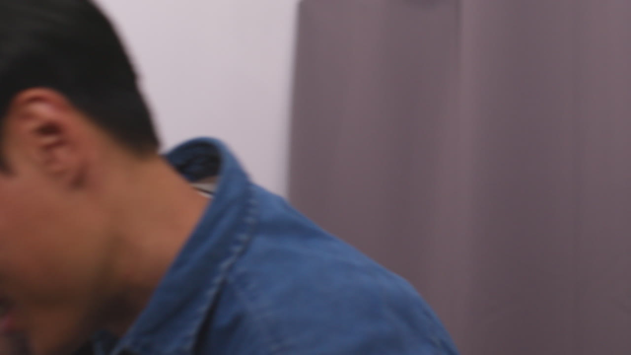 젊은 사랑하는 커플이 사진 부스에서 초상화를 위해 포즈를 취하고 있습니다.