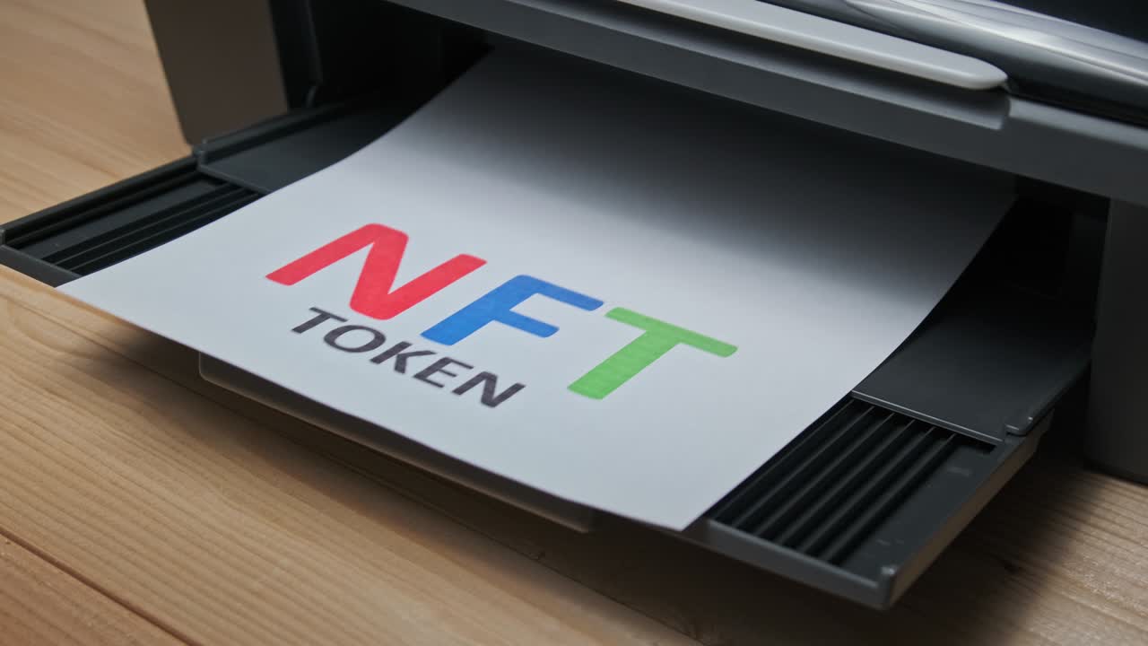 제트 프린터에 의해 인쇄 된  종이에 새겨진 nft 토큰 인쇄