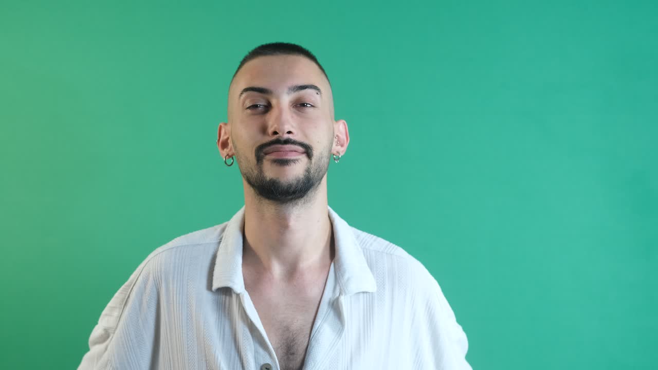 expresión de desprecio de un adolescente