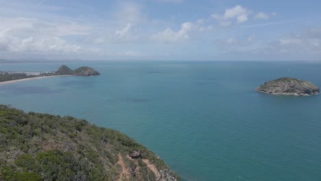 扇岩望遠鏡和藍岩岩島從海<unk>望遠鏡藍岩點在yeppoon,livingstone地區,昆士蘭