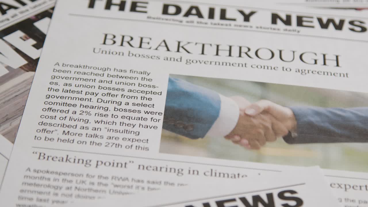 노동조합 분쟁에서 파업 협상을 논의하는 신문 헤드라인 2