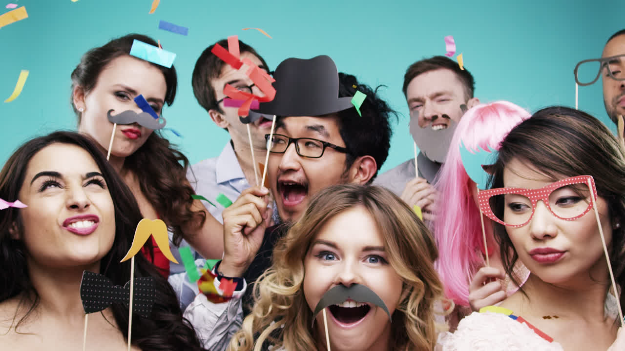 슬로우 모션 파티 사진 부스를 축하하는 재미있는 사람들의 다인종 그룹