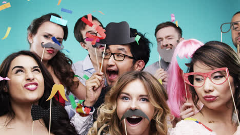 grupo multi-racial de personas divertidas celebrando la cámara lenta de la fiesta cabina de fotos