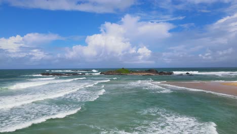 Olas-Espumosas-Blancas-Que-Lavan-La-Orilla-Con-Vistas-Al-Promontorio-Rocoso-En-La-Playa-Sawtell-En-Nueva-Gales-Del-Sur,-Australia