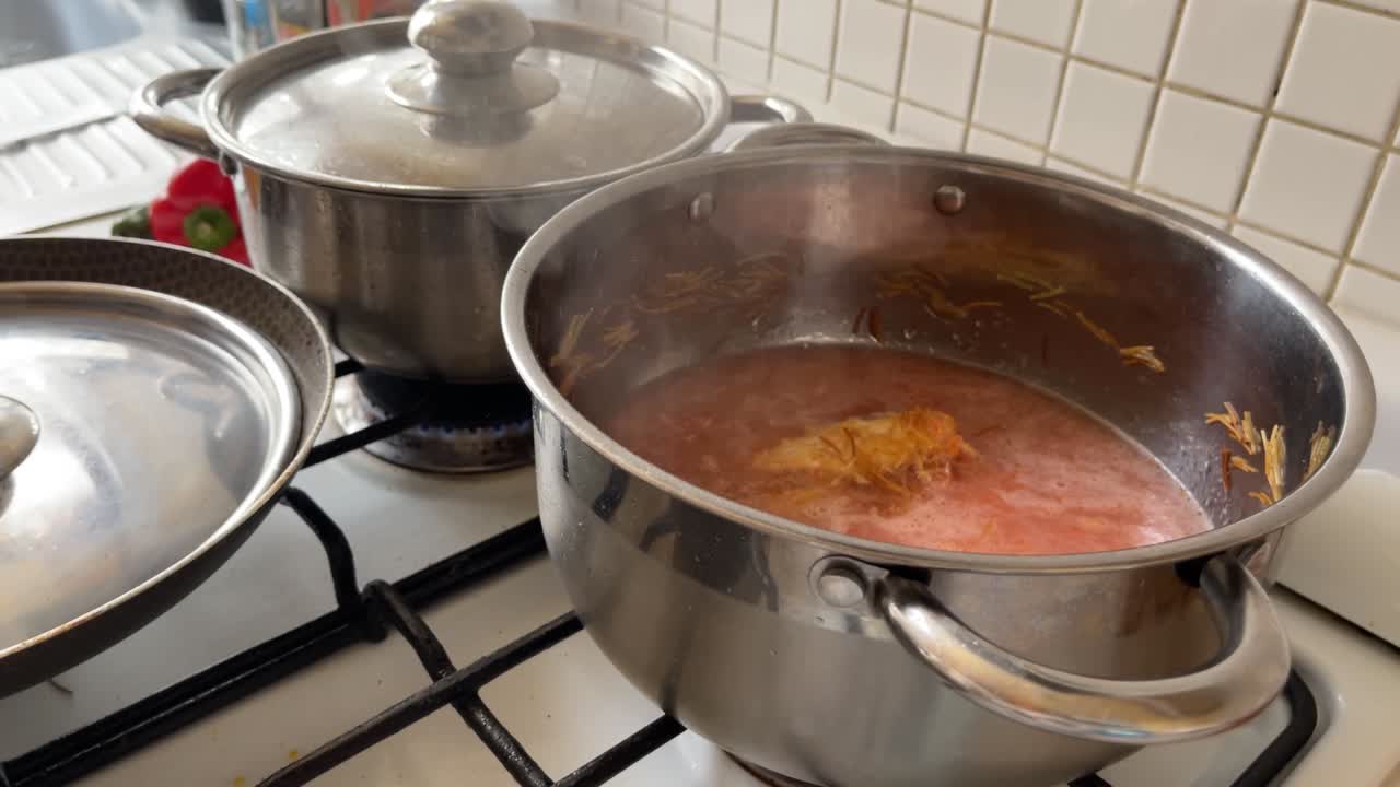 preparación de sopa de fideos de tomate