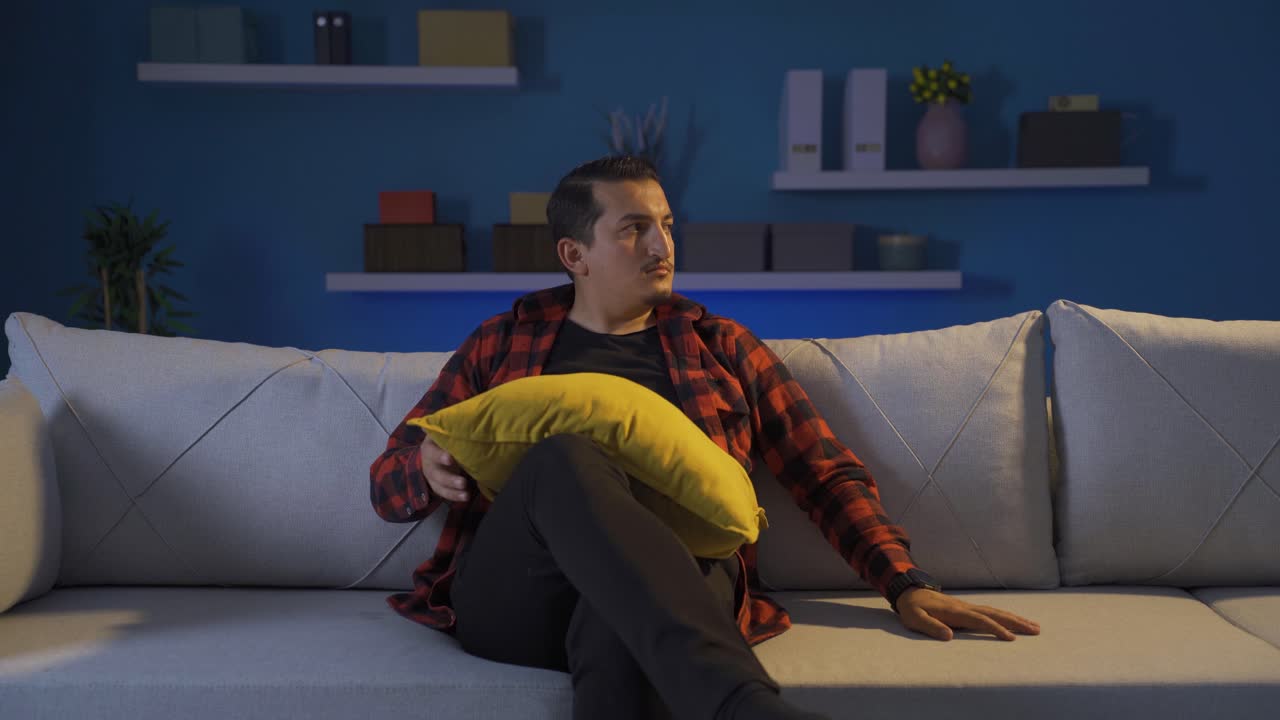 누군가가 오고 있다고 생각하는 정신병자.