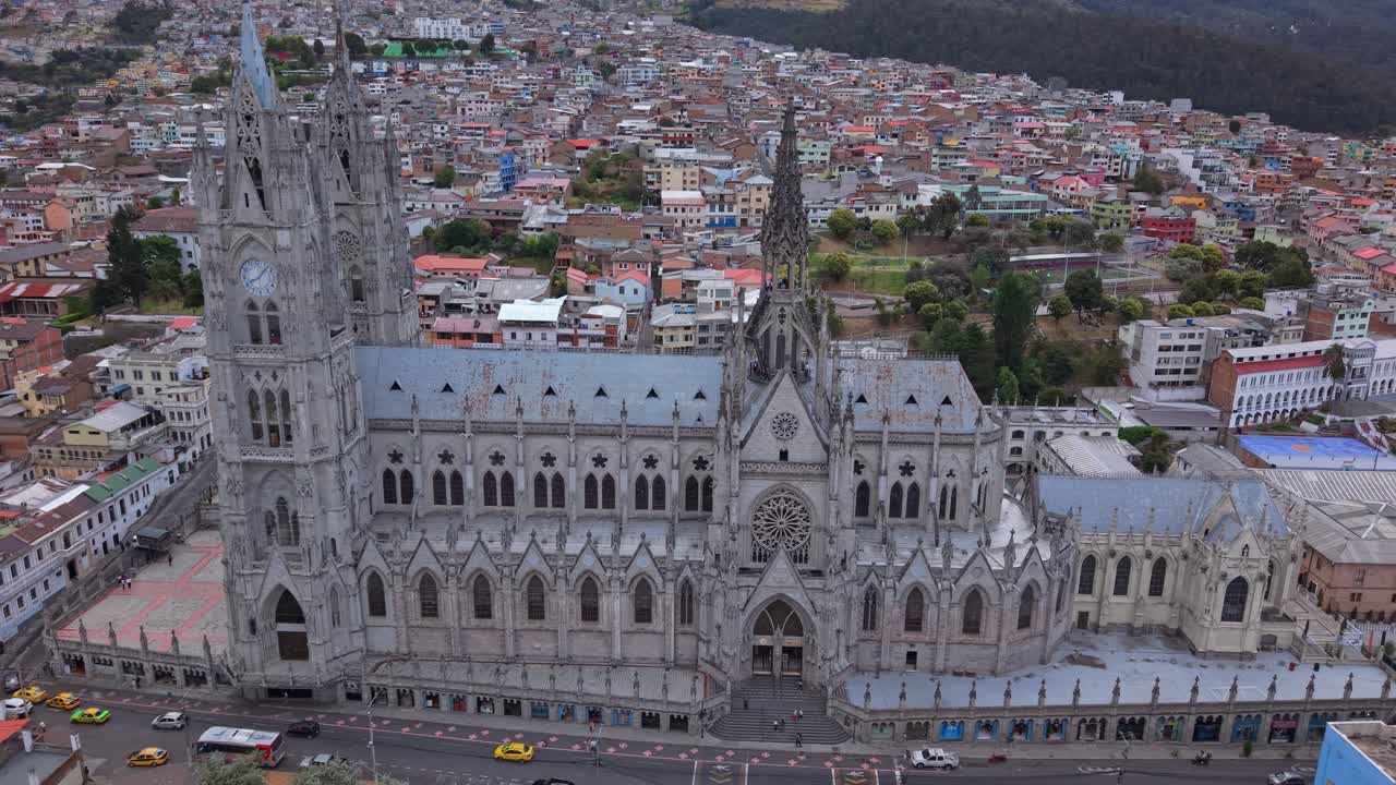 Il drone scivola oltre la Basilica del Voto Nacional a Quito.