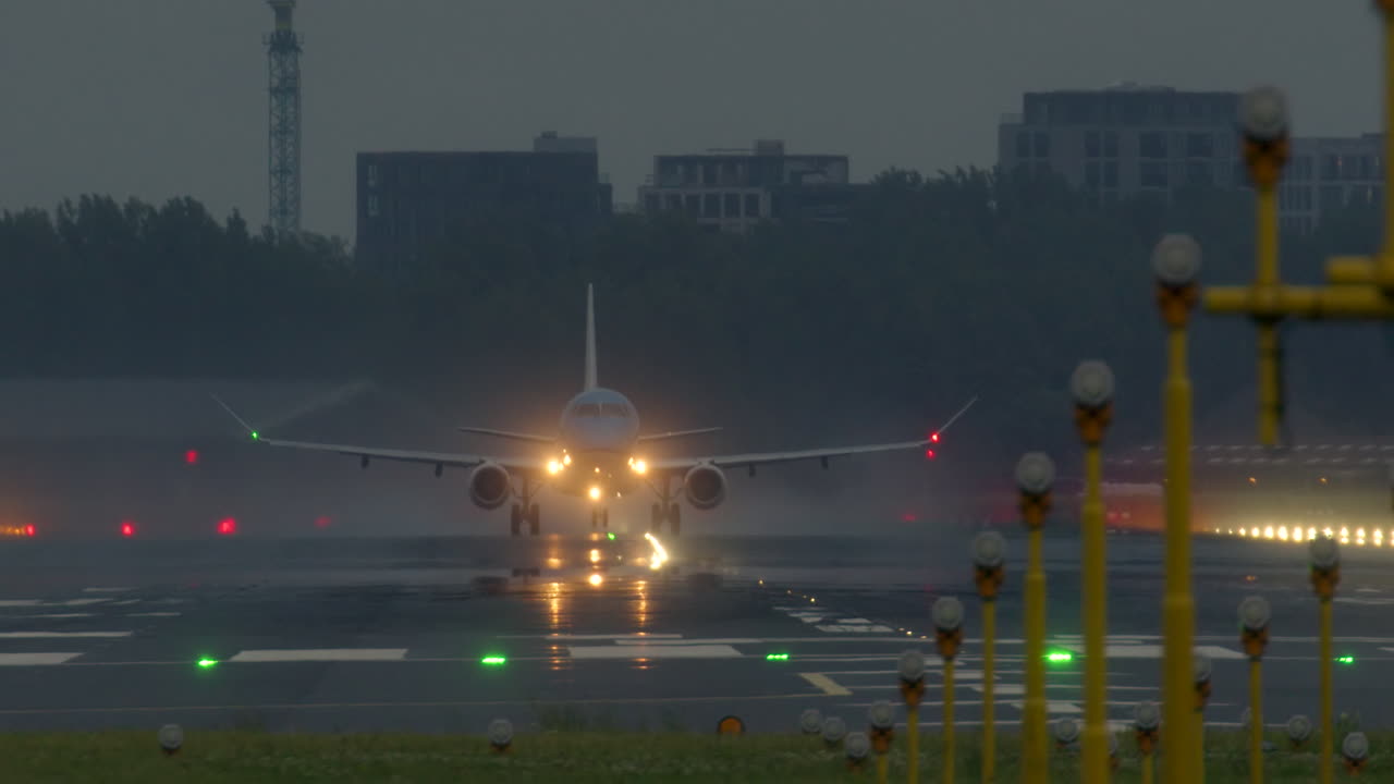 밤 에 비 가 내리면서 비행기 가 착륙 하는 것