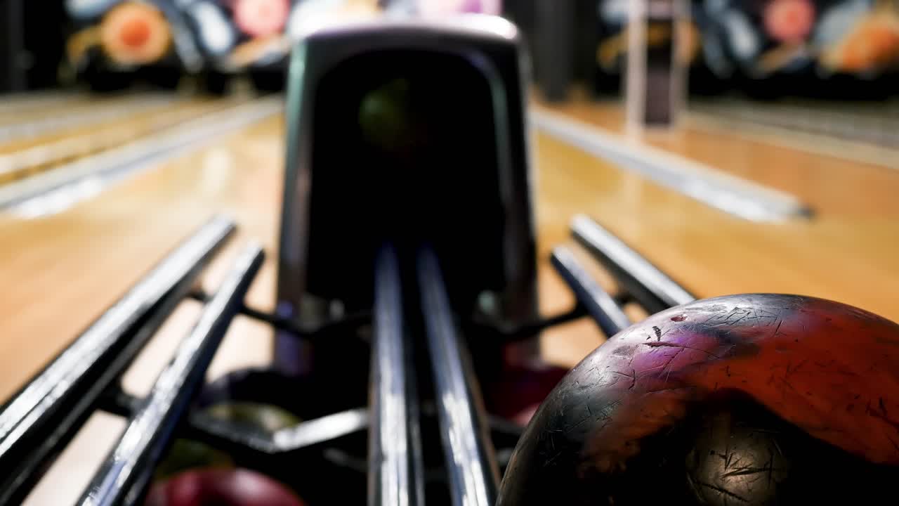 scena della pista da bowling con palle da bowling e corsia
