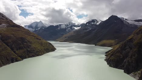 El-Lac-Des-Dix-Brilla-Con-Un-Verde-Turquesa-Profundo-En-Medio-De-Los-Alpes-Suizos,-Tiro-De-Drones-Con-Buen-Clima,-Paisaje-Perfecto