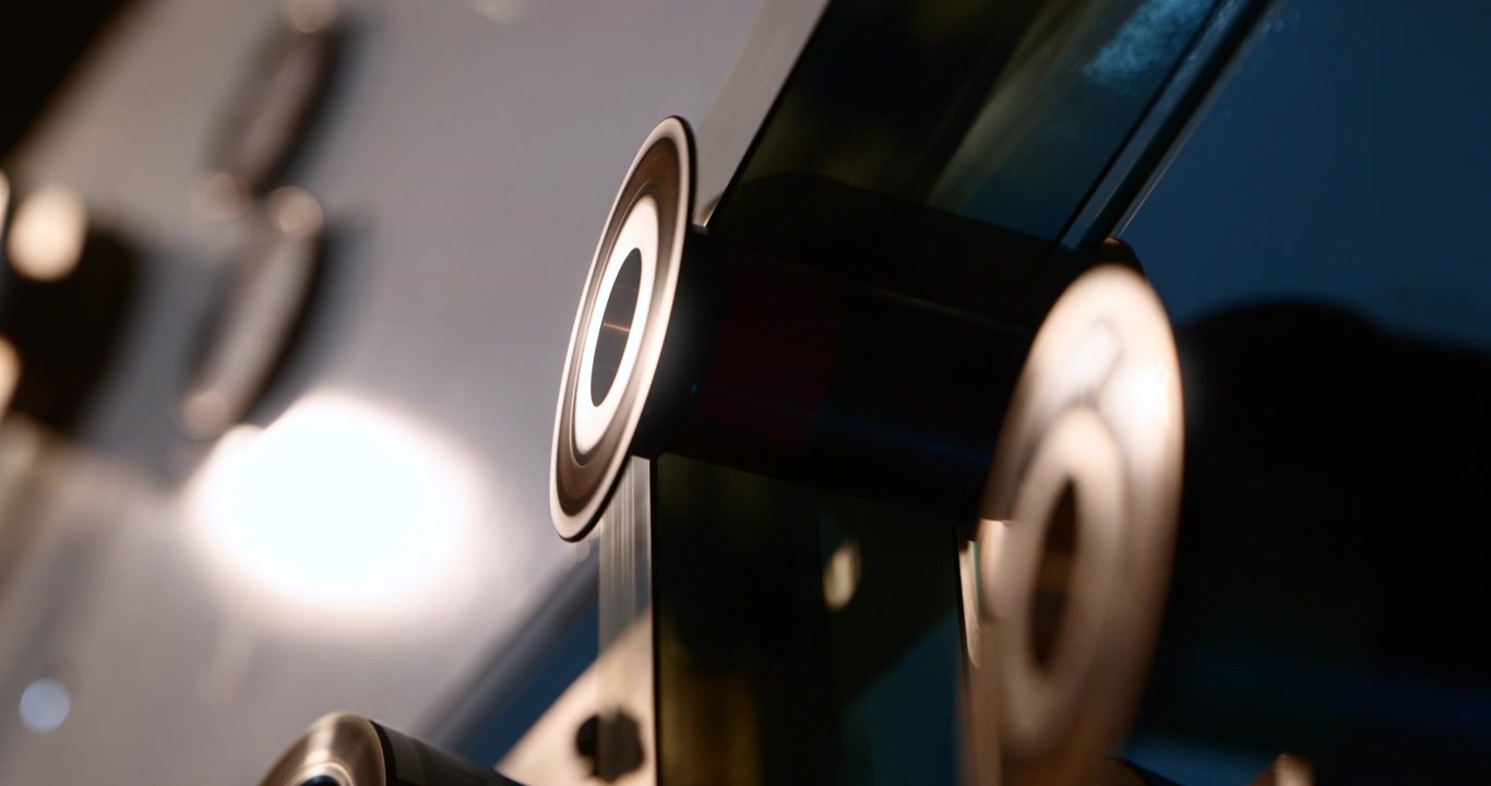 IMAX 70 mm-film rör sig över en rulle i en IMAX-projektionshytt.