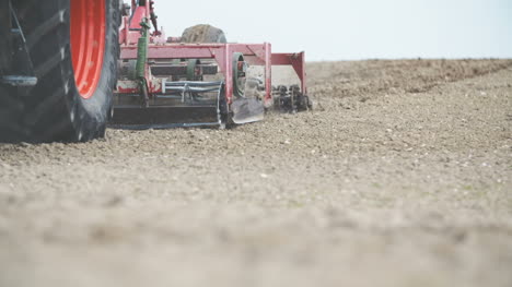cultivo de campo agrícola con gradas modernas 1