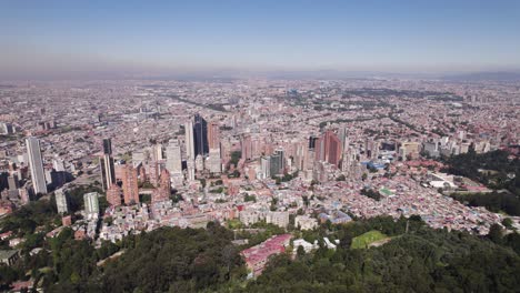 Vista-Aérea-Acercándose-Al-Centro-De-Bogota-Desde-Monserrate,-En-La-Soleada-Colombia