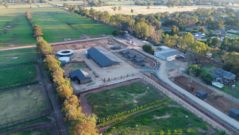 Panorámica-Aérea-De-Una-Granja-Increíble-Al-Amanecer