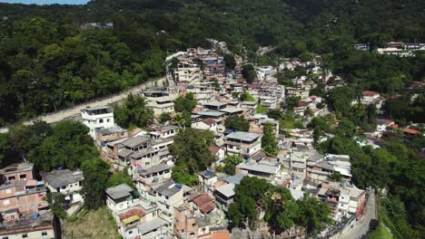 Luftaufnahme-Von-Favela-Häusern-Am-Berghang,-Sonniger-Tag-In-Rio-De-Janeiro,-Brasilien