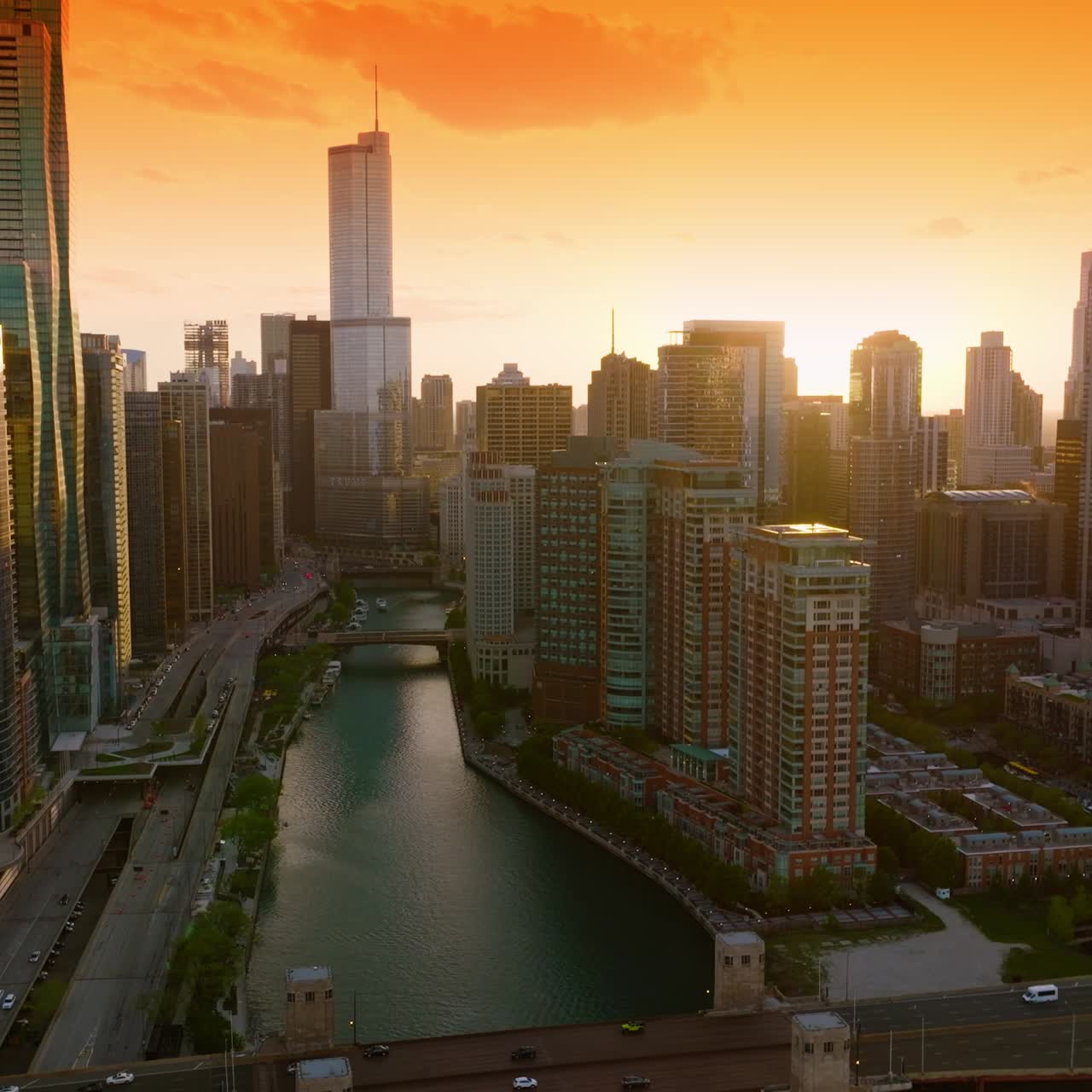 Arquitetura fantástica da moderna Chicago na luz dourada do pôr do sol. Vista do rio Chicago entre os belos edifícios no cenário de um céu alaranjado