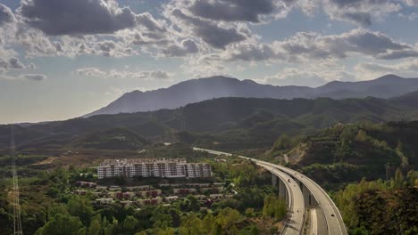lapso de tiempo de las montañas de marbella con nubes moviéndose y una carretera saliendo a lo lejos, escena paisajística