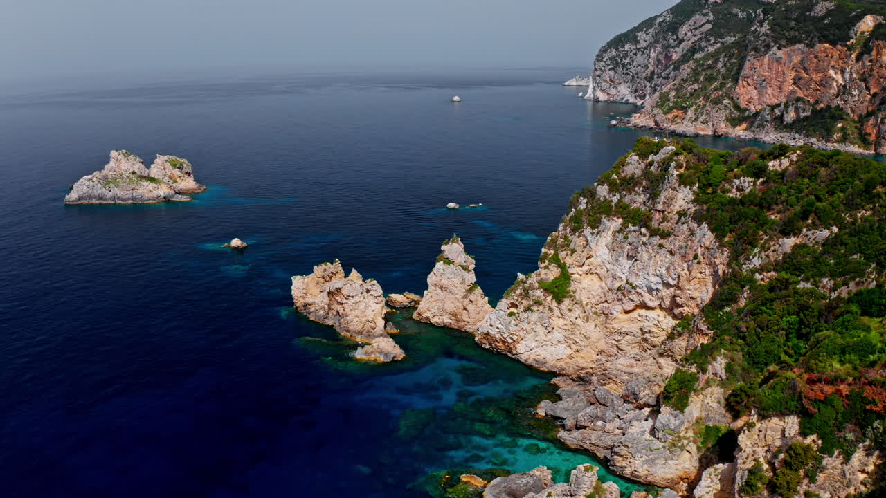 vista aérea de un avión no tripulado de la pintoresca costa rocosa de paleokastritsa en corfú, grecia