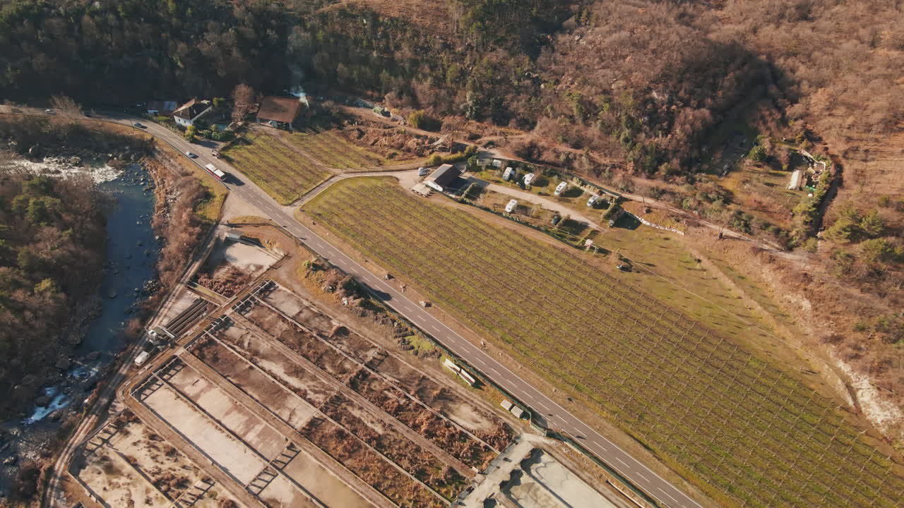 이탈리아 트렌티노의 포도원과 산 근처 도로에서 내림차순