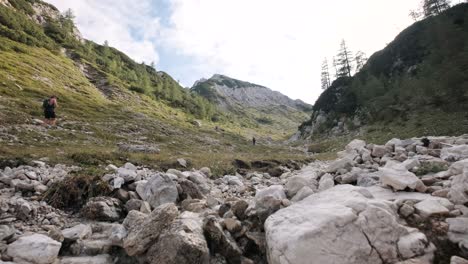 senderismo por los alpes julianos en el parque nacional triglav en eslovenia