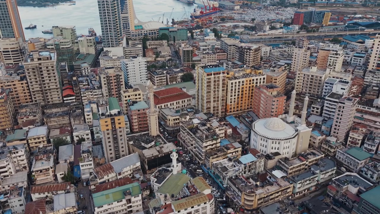 Darüsselam'ın iş bölgesini, modern binalarını ve gelişen şehir manzarasını sergileyen havadan görünümü.