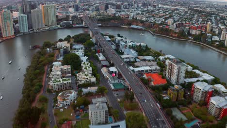 Vehículos-Que-Circulan-Por-La-Carretera-Hasta-El-Puente-Story-Que-Cruza-El-Río-Brisbane-Al-Atardecer-En-Brisbane,-Queensland,-Australia