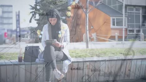 mujer árabe usando tableta en la calle