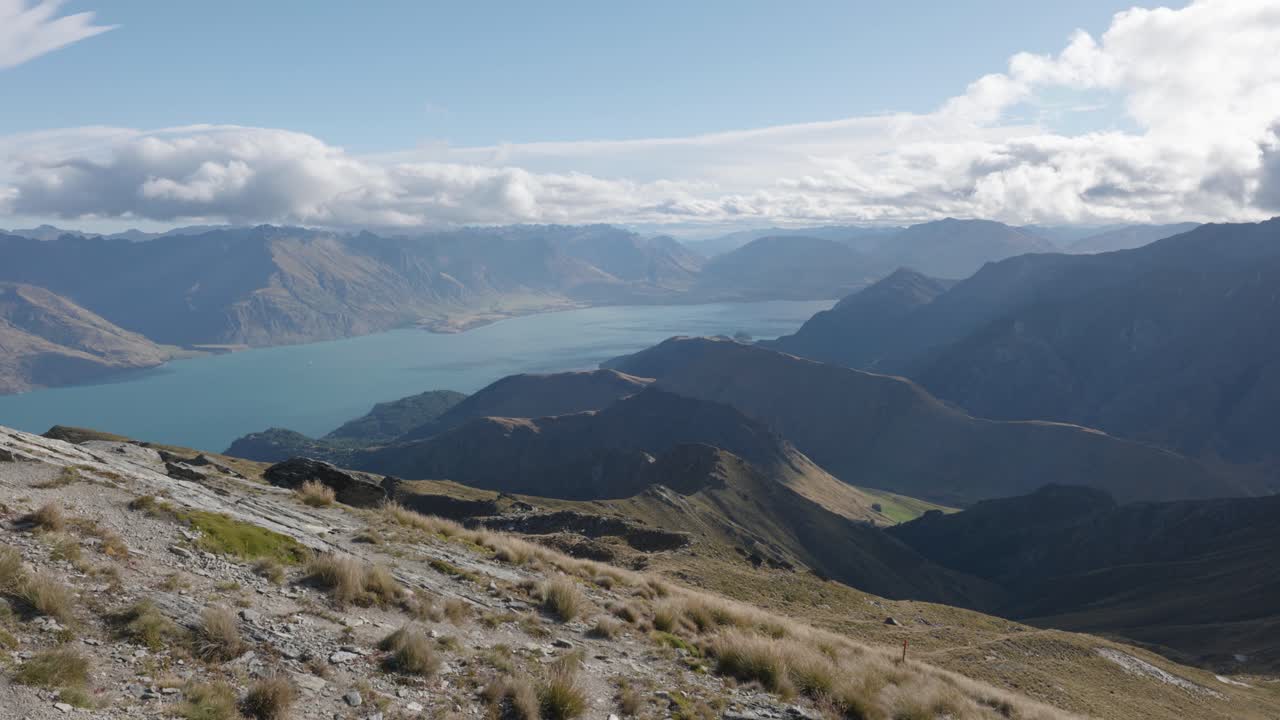 vista del lago wakatipu y las montañas en un soleado día de verano desde ben lomond, queenstown, nueva zelanda