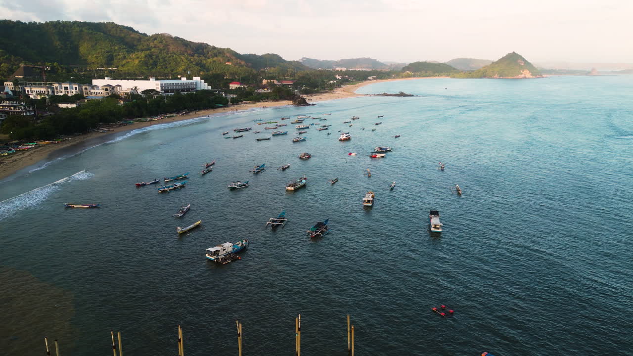 barcos atracados en el océano junto a la costa de kuta mandalik