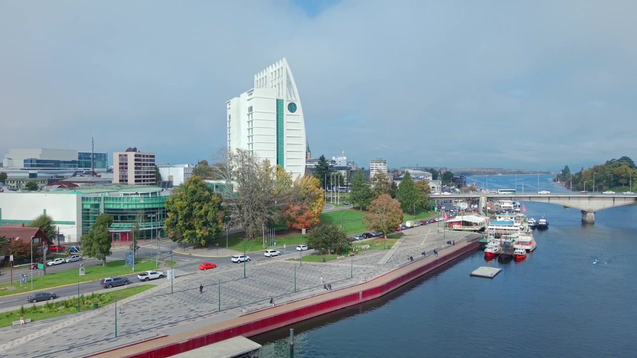 Orbita aerea che si eleva sopra l'Hotel Dreams a Valdivia, Cile, in una giornata di sole, lungo il lungomare della città, una destinazione turistica nel Cile meridionale