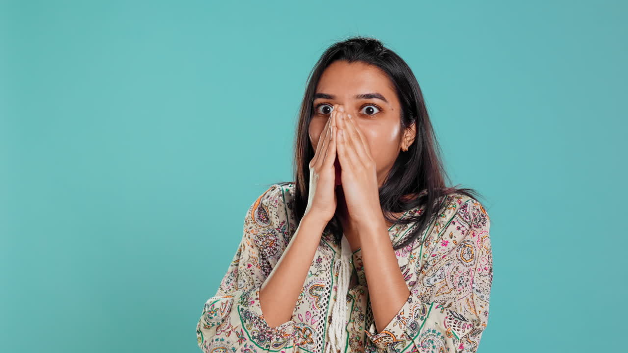 persona tensa conmocionada por noticias preocupantes, jadeando