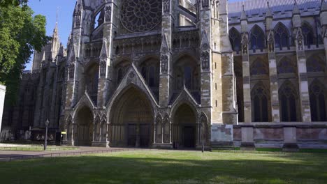 Tilting-view-revealing-the-north-transept-of-the-impressive-gothic-architecture-of-Westminster-Abbey-in-London,-England