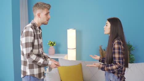 la infeliz pareja joven está peleando, su relación no está progresando bien, quieren divorciarse o separarse.