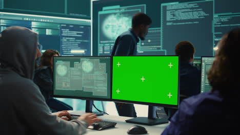 hackers gubernamentales trabajando en computadoras con pantalla verde