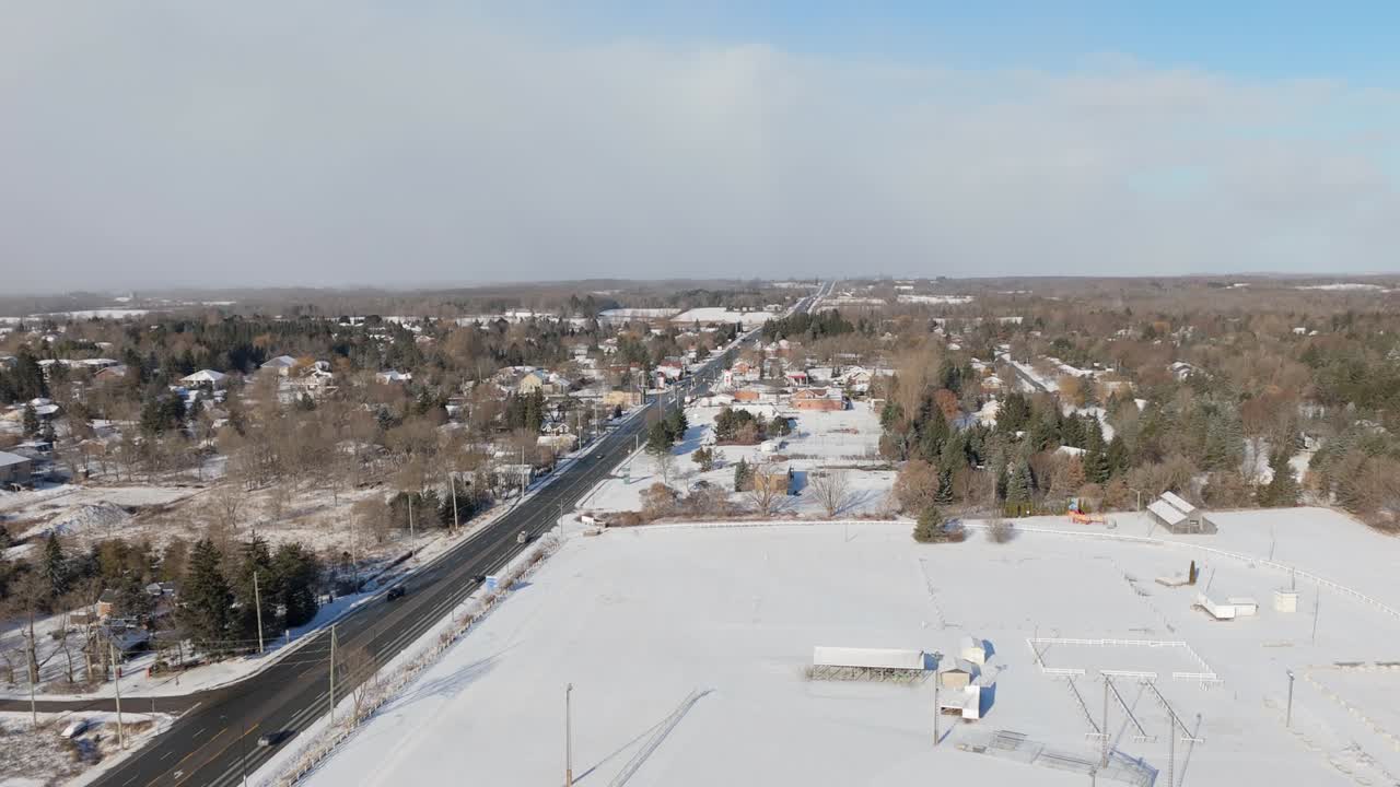 sobrevuelo aéreo de la ciudad de caledon village y el recinto ferial durante el invierno en ontario, canadá.